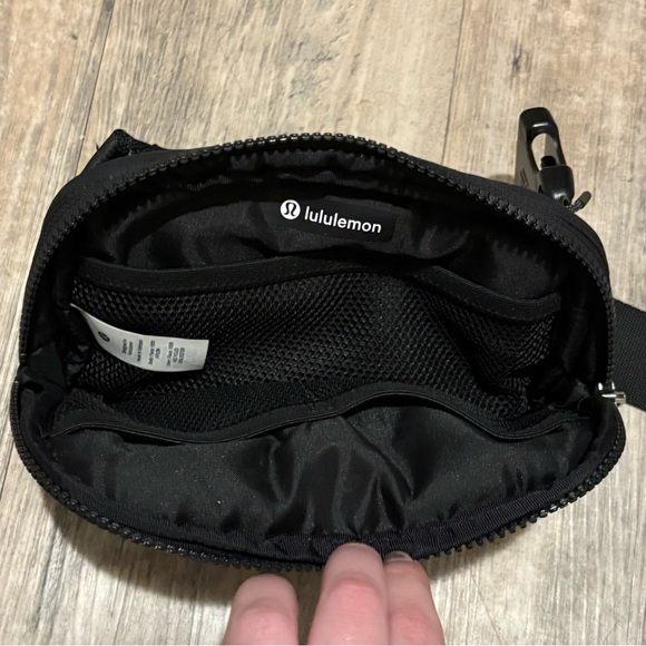 Lululemon Everywhere Belt Bag 1L  Black Wunder Puff - Picture 3 of 5